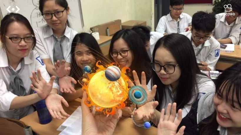 Học sinh Trường THPT chuyên Hà Nội - Amsterdam vui học với công nghệ thực tế ảo. Ảnh: GVCC 
