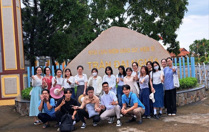 Các sinh viên tham gia học kỳ hè của ĐH Kinh tế TP Hồ Chí Minh (cơ sở Vĩnh Long) hoạt động trải nghiệm tại địa phương. Ảnh: NVCC