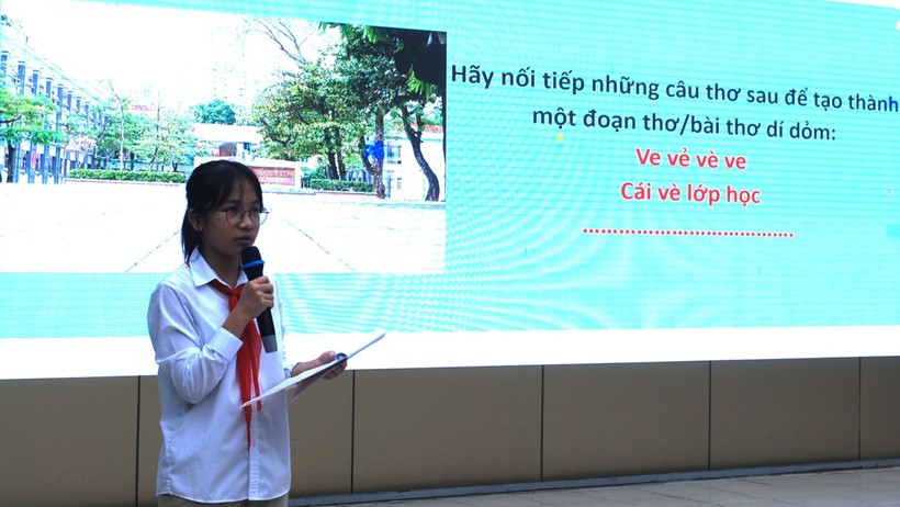 Học sinh Trường THCS Trung Hòa (quận Cầu Giấy, Hà Nội) tham gia trò chơi trong Ngày hội văn học dân gian. Ảnh: NTCC