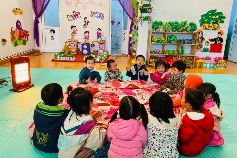 Trường Mầm non xã Phìn Ngan, huyện Bát Xát, Lào Cai bật đèn sưởi cho trẻ.