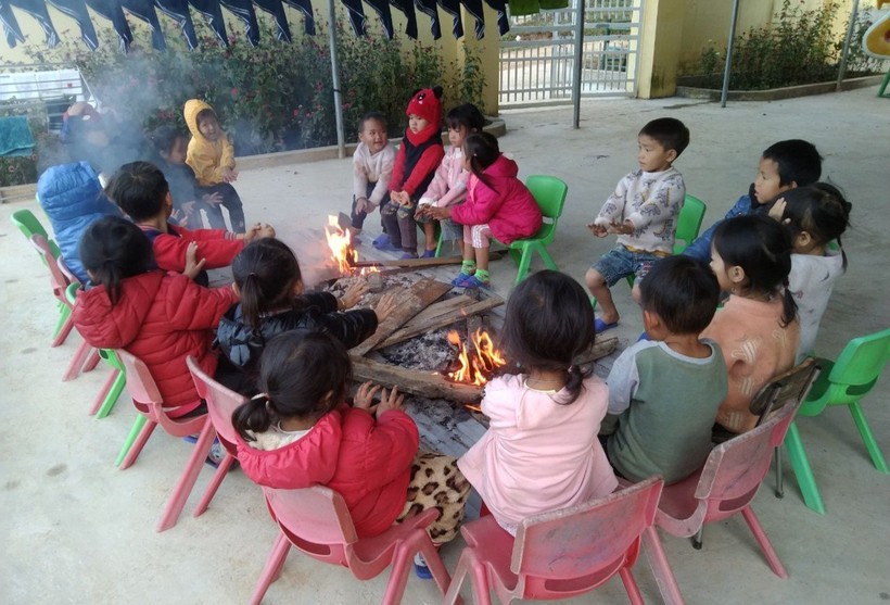 Học sinh Trường Phổ thông Dân tộc bán trú - Tiểu học Nậm Cắn 1 (xã biên giới Nậm Cắn, huyện Kỳ Sơn, Nghệ An) đốt lửa sưởi ấm.