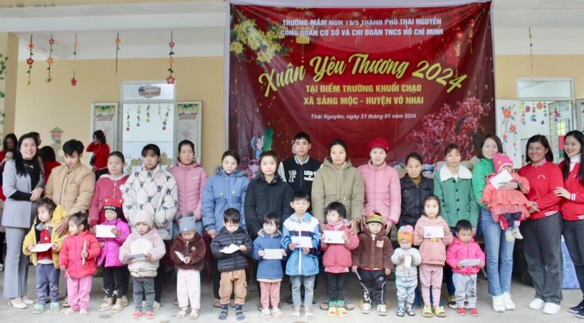 Chương trình “Xuân yêu thương” do các trường mầm non, tiểu học và THCS trên địa bàn TP Thái Nguyên tổ chức đã mang niềm vui đến trò nghèo vùng cao Võ Nhai. Ảnh: TG