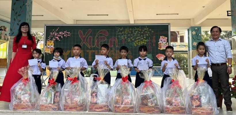Trường Tiểu học Tân Tạo chăm lo Tết cho học sinh nghèo dịp Tết Nguyên đán 2023. Ảnh: Minh Anh