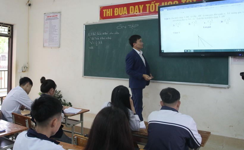 Thầy trò Trường THPT Minh Quang (huyện Ba Vì, Hà Nội) trong giờ học.