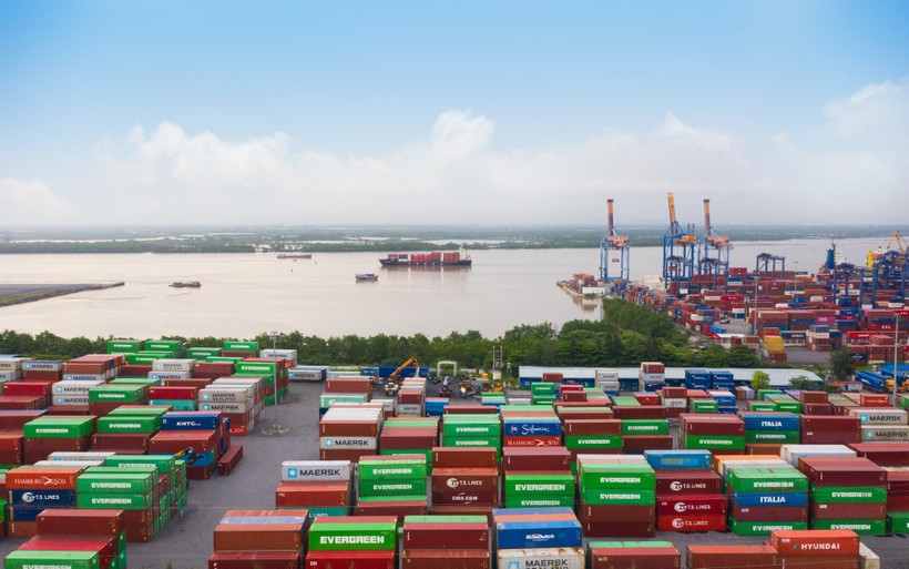 Dịch vụ logistics trong vận tải, lưu trữ và bốc dỡ hàng hoá tại hải cảng.