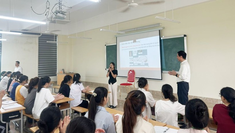 Sinh viên Trường ĐH Giáo dục (ĐH Quốc gia Hà Nội) trong tuần học đầu tiên năm học 2023 - 2024. Ảnh: Website nhà trường