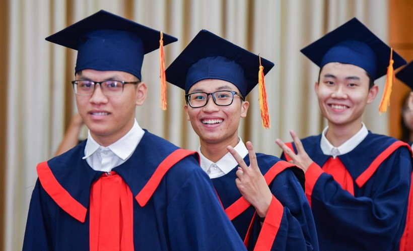 Tân cử nhân, kỹ sư ĐH Bách khoa Hà Nội trong ngày nhận bằng tốt nghiệp hồi tháng 10/2023. Ảnh: CCPR/HUST