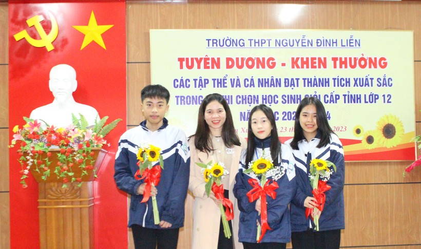 Đội tuyển dự thi học sinh giỏi tỉnh lớp 12 môn Toán Trường THPT Nguyễn Đình Liễn.