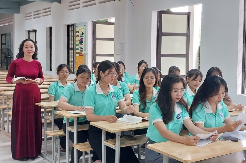 Cô Nguyễn Thị Phong Lê - Trường ĐH Khánh Hòa và sinh viên trong giờ học. Ảnh: NVCC
