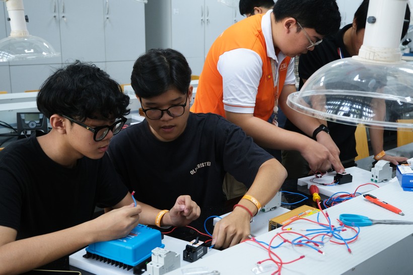 Học sinh THPT trải nghiệm hoạt động STEM tại Trường Đại học Việt Đức, tháng 1/2024. Ảnh: Mạnh Tùng
