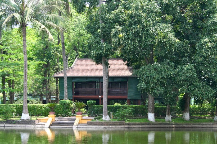 Ngôi nhà sàn đơn sơ trong Phủ Chủ tịch, nằm cạnh vườn cây, ao cá được xây dựng theo tâm nguyện của Bác.