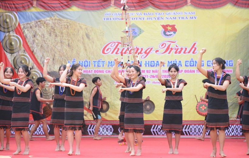 Học sinh Trường Phổ thông dân tộc nội trú Nam Trà My (Quảng Nam) biểu diễn trong Lễ hội Tết mùa, liên hoan văn hóa cồng chiêng của nhà trường. Ảnh: Hà Nguyên