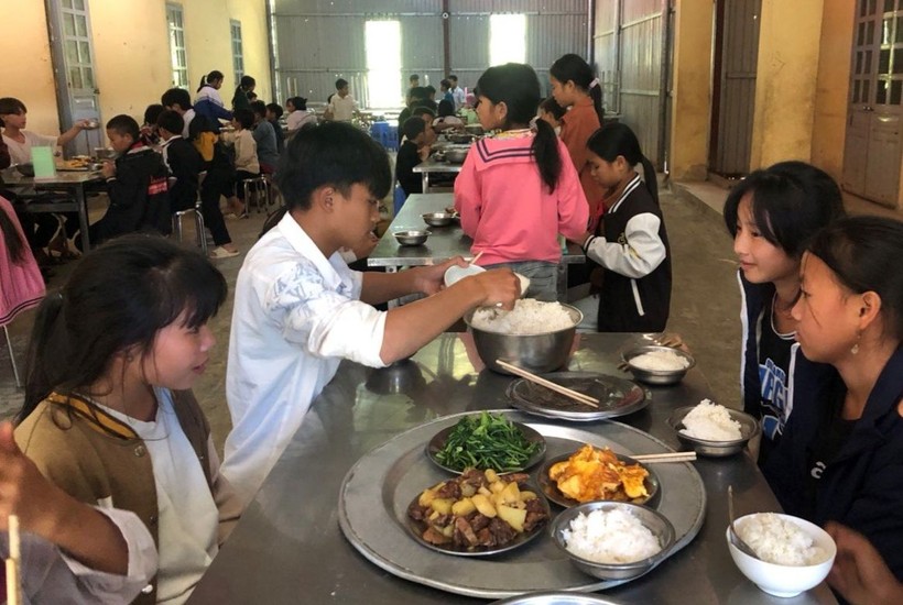 Những bữa cơm có thịt từ kết quả hoạt động tăng gia của học sinh Trường THCS Ta Gia (huyện Than Uyên). Ảnh: Hà Thuận