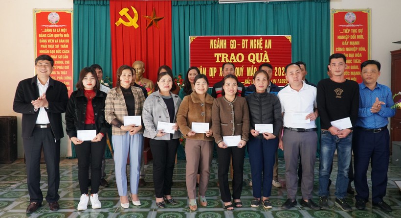 Lãnh đạo ngành Giáo dục Nghệ An trao quà Tết cho giáo viên Trường Tiểu học Bắc Lý, huyện Kỳ Sơn năm 2023.