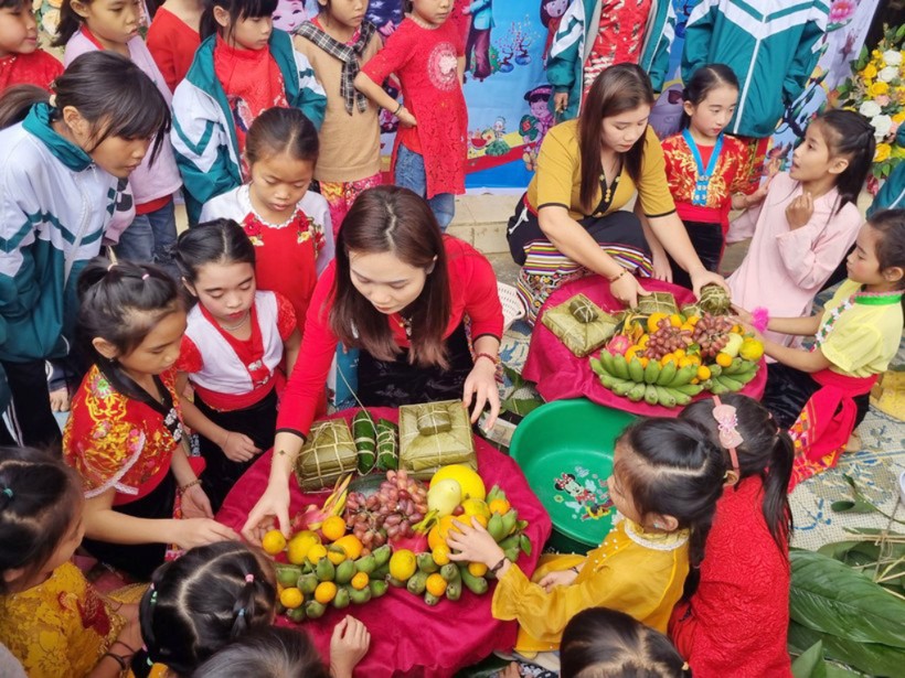 Giáo viên Trường Phổ thông Dân tộc bán trú Tiểu học Lượng Minh (huyện Kỳ Sơn) vui Tết cổ truyền tại trường với học trò năm 2023.