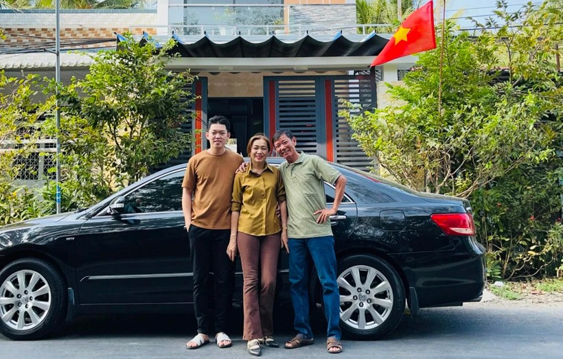 Gia đình Huỳnh Như chụp ảnh cùng chiếc xe mà chân sút này dành tặng bố mẹ. Ảnh: FBNV.