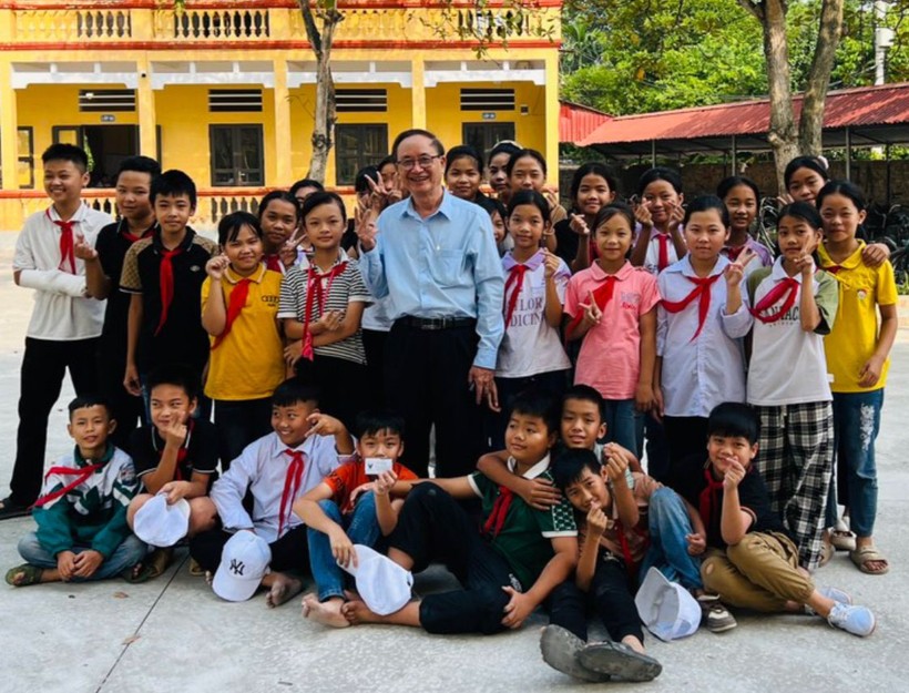 Ông Đặng Tự Ân - Giám đốc Quỹ Hỗ trợ đổi mới giáo dục phổ thông Việt Nam và học sinh Trường Tiểu học và THCS Hùng An (Kim Động, Hưng Yên). Ảnh: NVCC