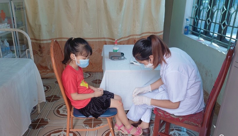 Nhân viên y tế chăm sóc sức khỏe cho học sinh Trường Tiểu học Thị trấn Hạ Hòa (Hạ Hòa, Phú Thọ). Ảnh: NTCC
