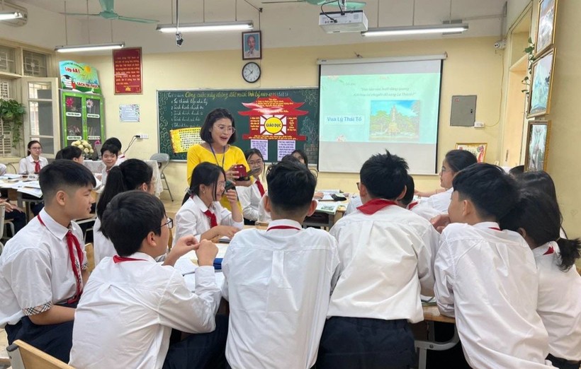 Cô trò Trường THCS Bế Văn Đàn (Đống Đa, Hà Nội) trong giờ học. Ảnh: NTCC
