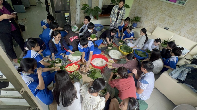 Học sinh lớp 12/9, Trường THPT Hoàng Hoa Thám (quận Sơn Trà, TP Đà Nẵng) tổ chức gói bánh chưng tặng quà Tết. Ảnh: NVCC