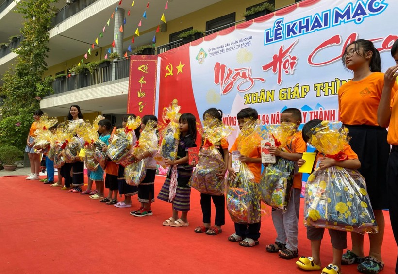 Cô và trò Trường Tiểu học Lý Tự Trọng (quận Hải Châu, TP Đà Nẵng) tặng quà cho học sinh vùng cao lần đầu xuống phố. Ảnh: NTCC