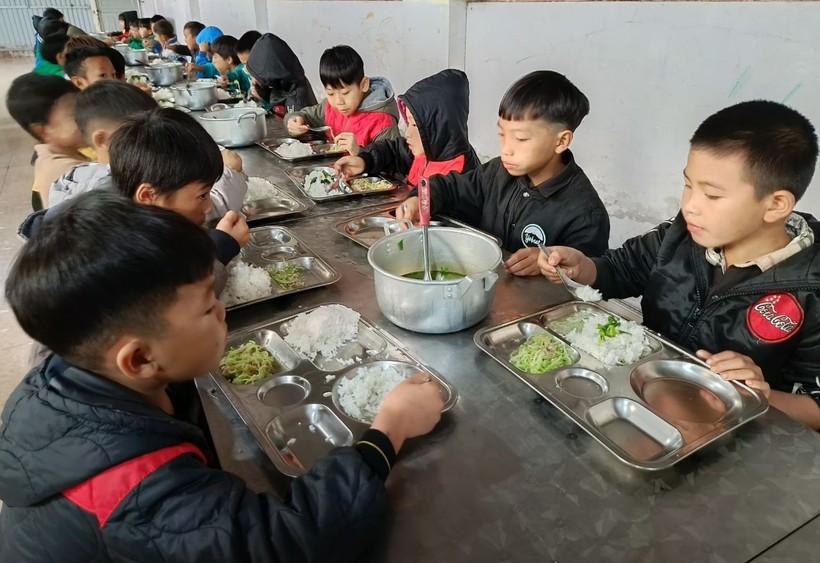 Bữa ăn bán trú của Trường PTDTBT Tiểu học Nậm Hàng (huyện Nậm Nhùn, Lai Châu). Ảnh: Hà Thuận