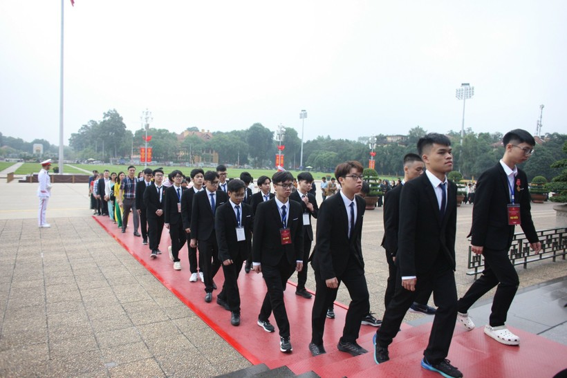 Đoàn học sinh đoạt giải Olympic và khoa học kỹ thuật quốc tế báo công dâng Bác. Ảnh: Xuân Phú