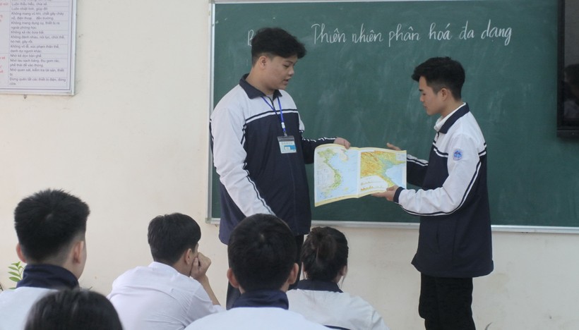 Đỗ Chí Tiến (bên trái) và các bạn lớp 12A2 Trường THPT Minh Quang. Ảnh: Lan Anh