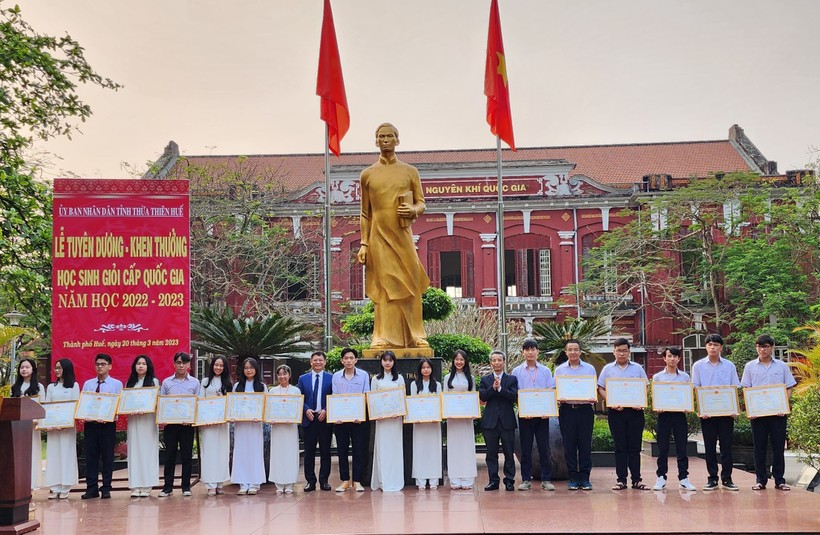 UBND tỉnh Thừa Thiên Huế tuyên dương, khen thưởng học sinh giỏi cấp quốc gia năm học 2022 - 2023. Ảnh: Trường THPT chuyên Quốc học (Thừa Thiên Huế) cung cấp