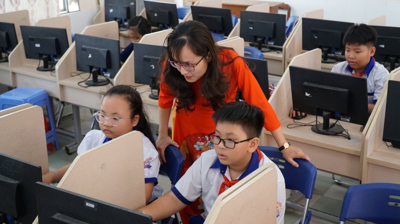 Học sinh Trường Tiểu học Bình Thủy (quận Bình Thủy, TP Cần Thơ) thực hành máy tính. Ảnh: Q. Ngữ