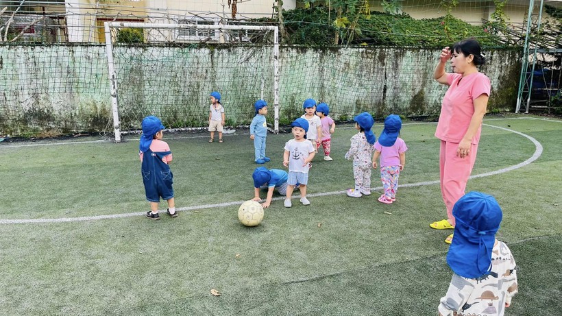 Cô Lê Thị Thủy - Trường Mầm non Bình Minh, quận Hải Châu (TP Đà Nẵng) hướng dẫn trẻ hoạt động ở sân bóng. Ảnh: NVCC