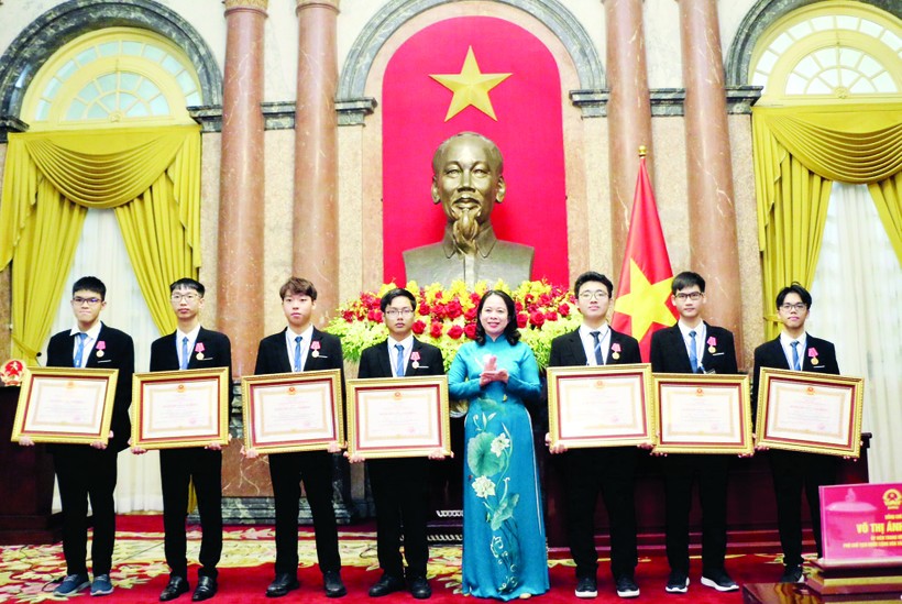 Phó Chủ tịch nước Võ Thị Ánh Xuân trao Huân chương Lao động hạng Nhất và hạng Nhì cho các em học sinh. Ảnh: Xuân Phú