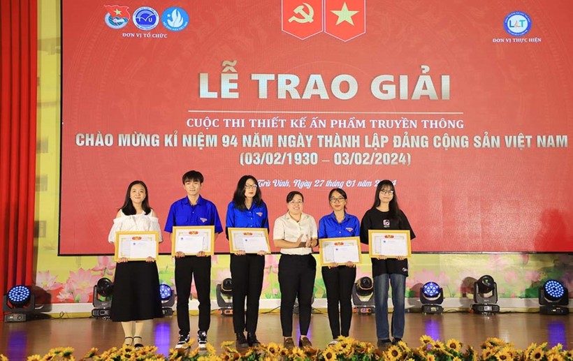 Trao giải Cuộc thi thiết kế ấn phẩm truyền thông chào mừng 94 năm Ngày thành lập Đảng Cộng sản Việt Nam do Đoàn Trường ĐH Trà Vinh tổ chức. Ảnh: Quốc Ngữ