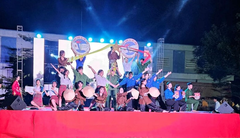 Đêm diễn văn nghệ Mừng Đảng đón Xuân của Trường THPT Nguyễn Trãi (quận Liên Chiểu, TP Đà Nẵng). Ảnh: NTCC