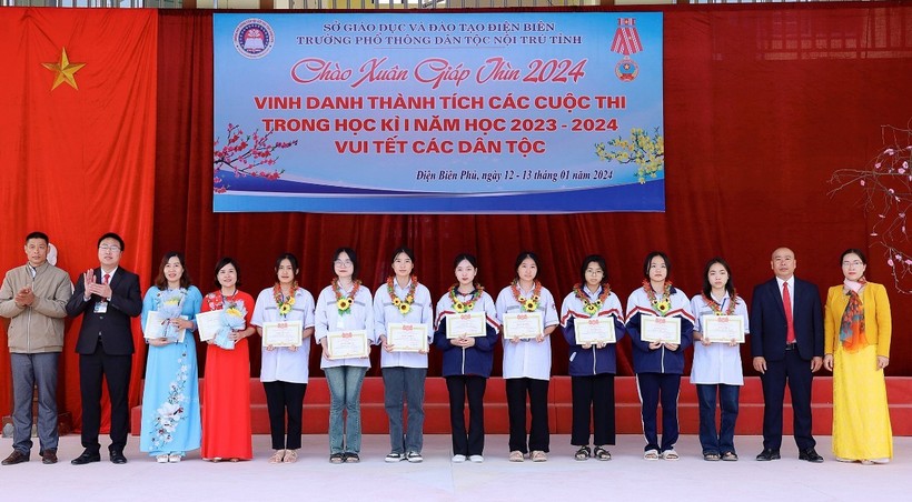 Em Lường Thị Kim Duyên (đứng thứ 8 từ trái sang) - học sinh lớp 12C3, Trường PTDTNT tỉnh Điện Biên (Điện Biên). Ảnh: NTCC