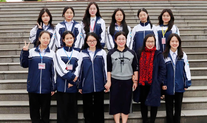 Đội tuyển dự thi học sinh giỏi quốc gia môn Ngữ văn của Trường THPT chuyên Phan Bội Châu (Nghệ An). Ảnh: NTCC