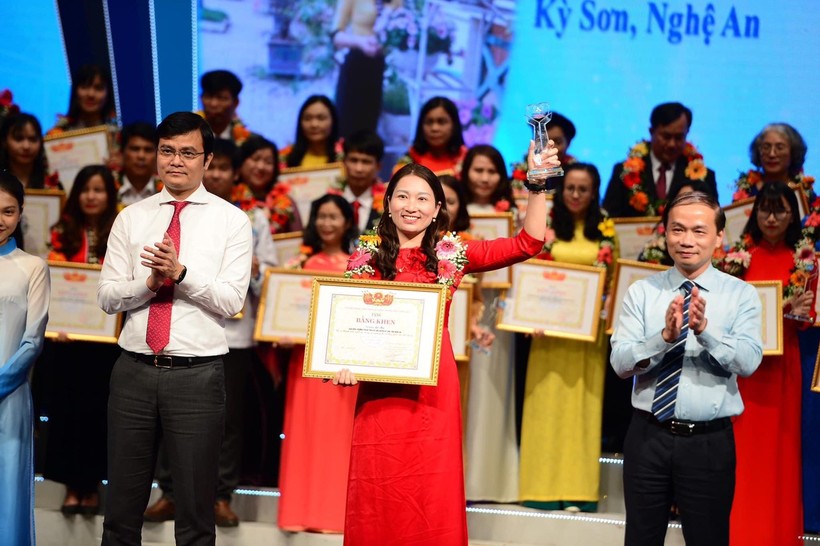 Cô Lê Na nhận Bằng khen của Ủy ban Trung ương Hội Liên hiệp Thanh niên Việt Nam vì có thành tích xuất sắc trong sự nghiệp bồi dưỡng, giáo dục thế hệ trẻ. Ảnh: NVCC