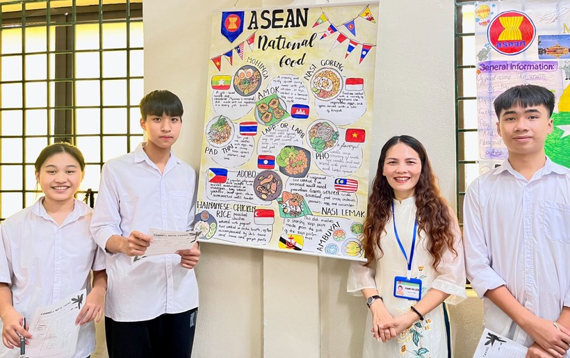 Cô Phạm Thị Liên (thứ hai từ phải qua) cùng học trò trong giờ thực hành tiếng Anh với chủ đề các món ăn quốc gia của khu vực Đông Nam Á. Ảnh: NVCC