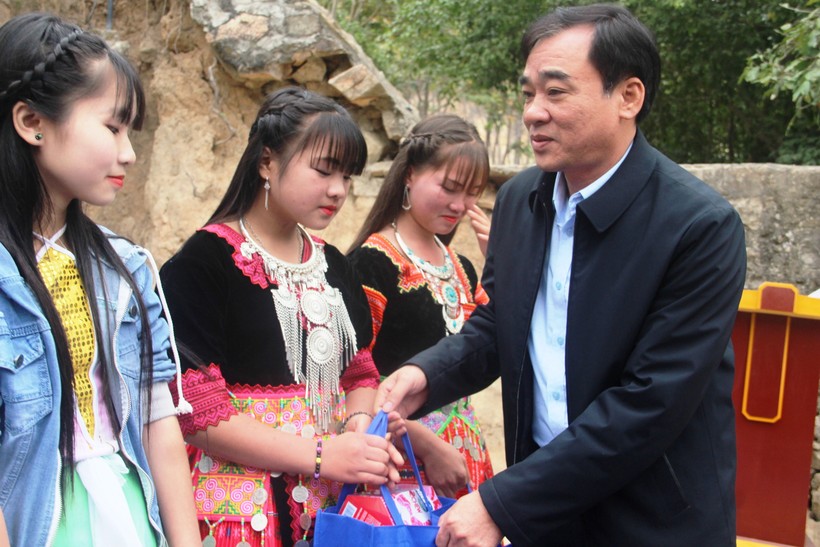 Ông Hoàng Văn Dũng - Phó Chủ tịch Thường trực UBND huyện Mường Lát (Thanh Hóa) trao quà Tết của nhà từ thiện cho học sinh xã Mường Lý.