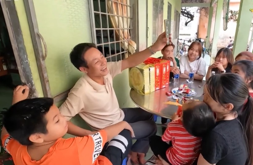 Gia đình thầy Phạm Văn Đông và học trò gọi điện chúc Tết người thân ở tỉnh Quảng Ngãi. Ảnh: NVCC