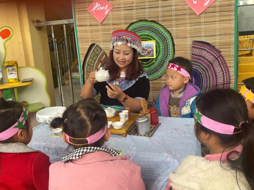 Cô Đỗ Thùy Quyên giới thiệu cho học sinh về đặc sản trà Suối Giàng.