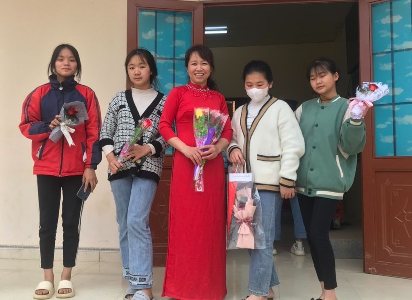 Cô Triệu Thị Thanh Huyền (giữa) được học trò tặng hoa trong ngày 20/11.