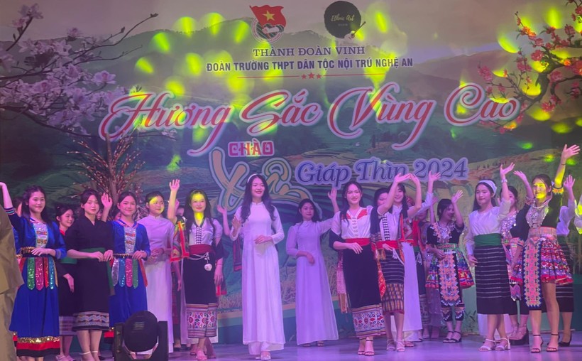 Hoạt động văn nghệ “Hương sắc vùng cao” đón chào năm mới của học sinh Trường THPT DTNT tỉnh Nghệ An năm 2024. Ảnh: NTCC