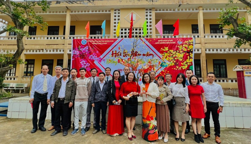 Lễ chào cờ và hái lộc đầu năm của Trường THPT Lý Sơn (Quảng Ngãi). Ảnh: NTCC