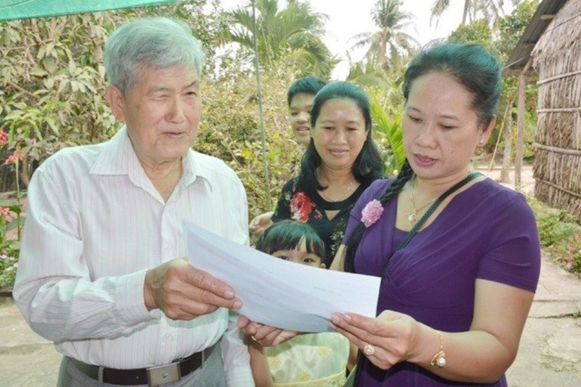 Học trò đến thăm thầy Huỳnh Văn Minh (86 tuổi) - cựu giảng viên bộ môn Hán Nôm, Trường ĐH Cần Thơ. Ảnh: X. Lương