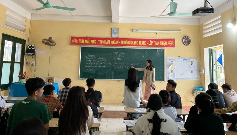 Cô trò Trường THPT Quan Sơn, Thanh Hóa. Ảnh: NTCC