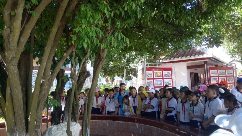 Học sinh tham quan Trường Dục Thanh nhân ngày Nhà giáo Việt Nam năm 2020.