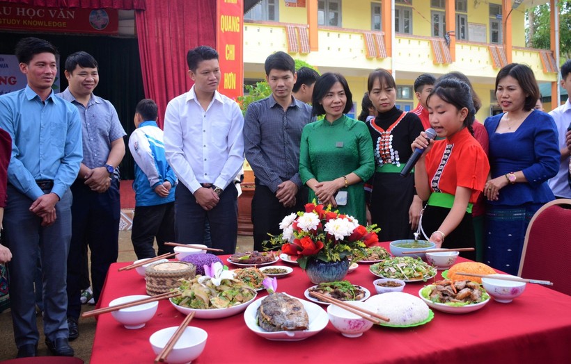 Cán bộ, giáo viên tỉnh U Đôm Xay trải nghiệm thực tế và học hỏi kinh nghiệm tại Trường THCS xã Thanh Nưa, huyện Điện Biên. Ảnh: TG