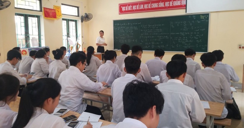 Giờ học của cô và trò Trường THPT Hương Khê (Hà Tĩnh). Ảnh: NVCC