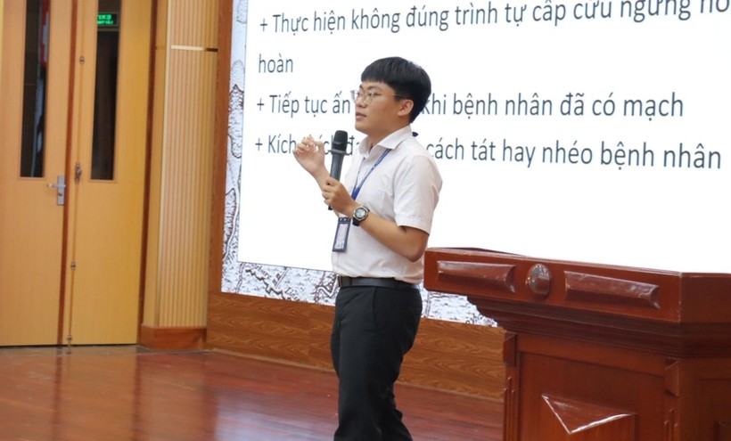 Minh Khang chia sẻ kinh nghiệm học tập cho các bạn tại Trường Đại học Y Dược TPHCM. Ảnh: NVCC